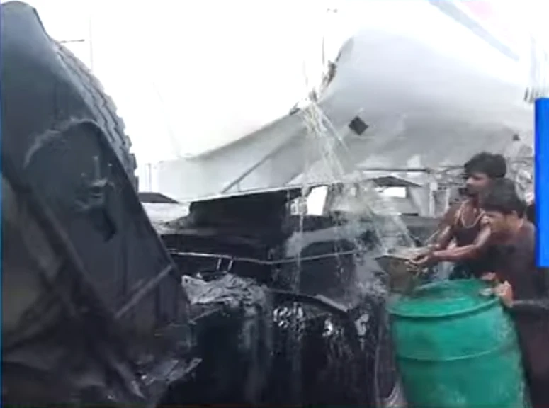 36-ton cooking oil leaked as tanker collides with trawler in Khanpur