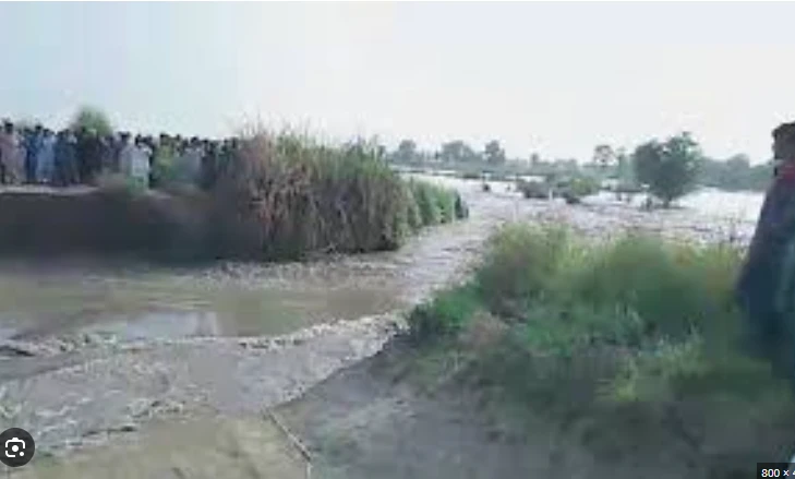 Breach in Rohri Canal washes away hundreds of homes in Matyari