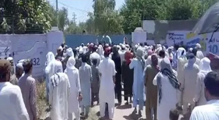 Angry mob forcibly switches on grid station feeders amidst loadshedding in Bannu