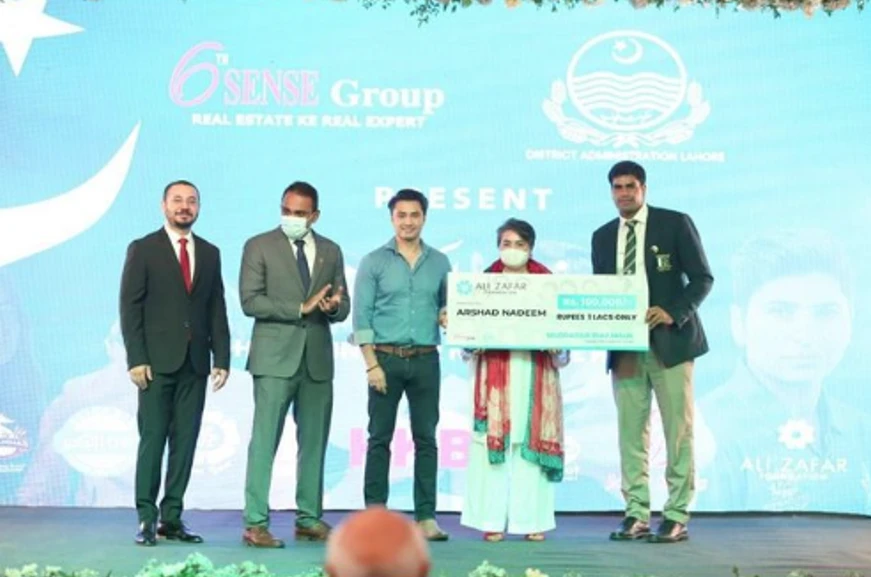 Ali Zafar announces Rs.1 million prize for Arshad Nadeem