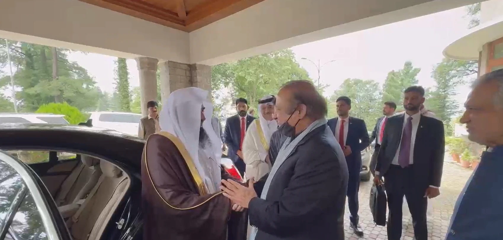 Masjid Al-Nabawi Imam meets Nawaz Sharif