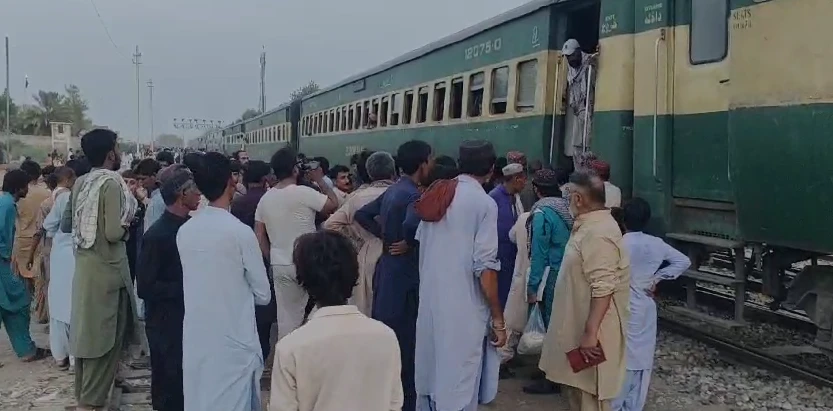 Jaffar Express passenger train’s three bogies derail in Jacobabad