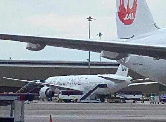 Smoking Singapore Airlines plane forces runway closure in Japan