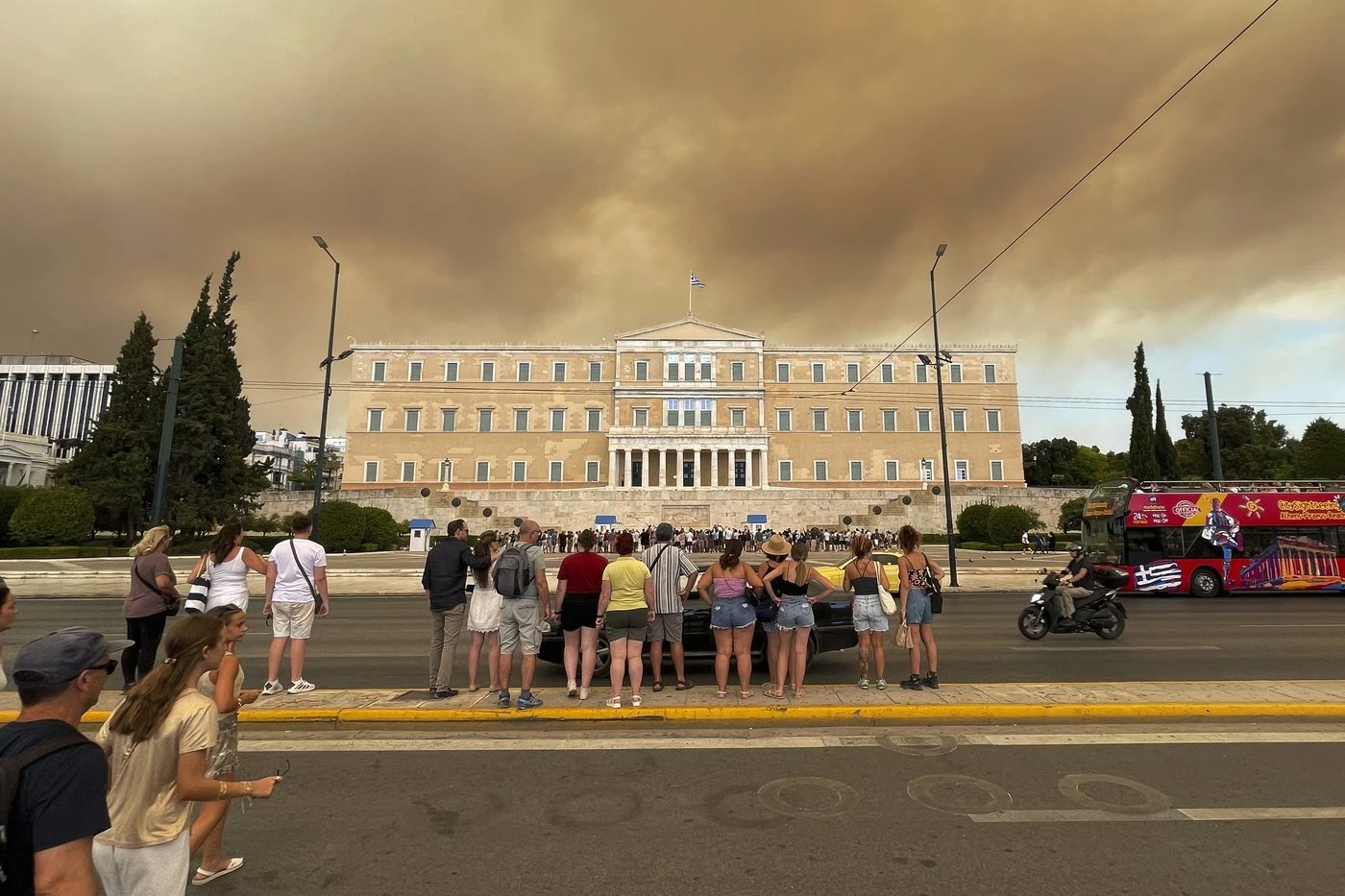 Thousands forced to flee as wildfires threaten Athens