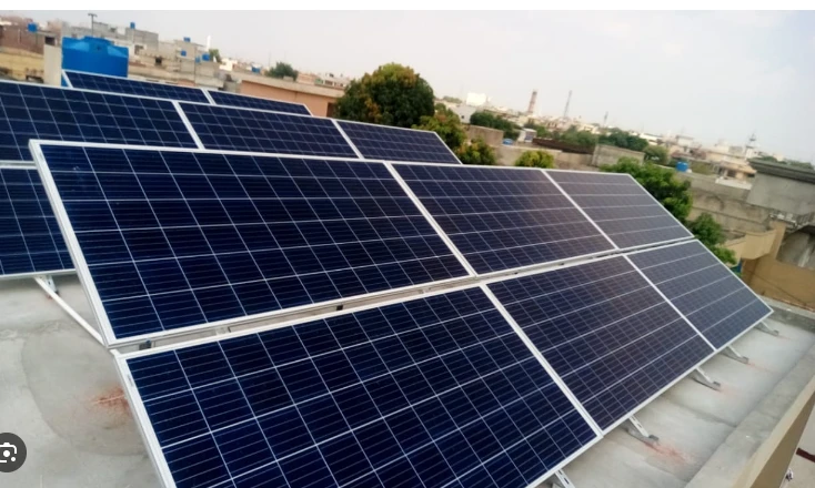 PPP leader Dr Nafisa Shah distributes solar panels in Khairpur