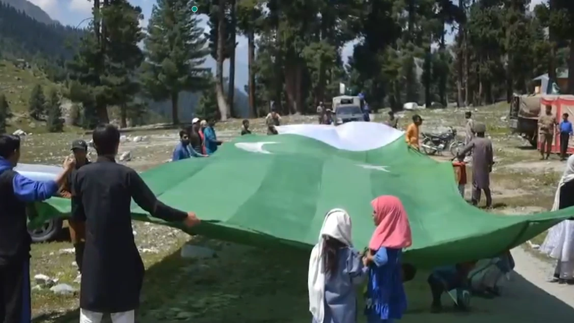 Six young Pakistanis set record by hoisting giant flag at Burzil Pass