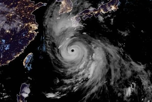 'Very strong' typhoon bears down on Japan