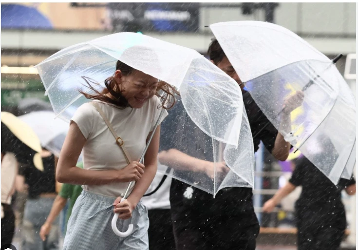 Typhoon Ampil veers away from Japan, allows transport to resume