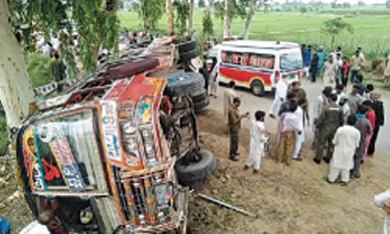 Bus from Narowal to Lahore overturns while avoiding pedestrian, injuring 10 passengers