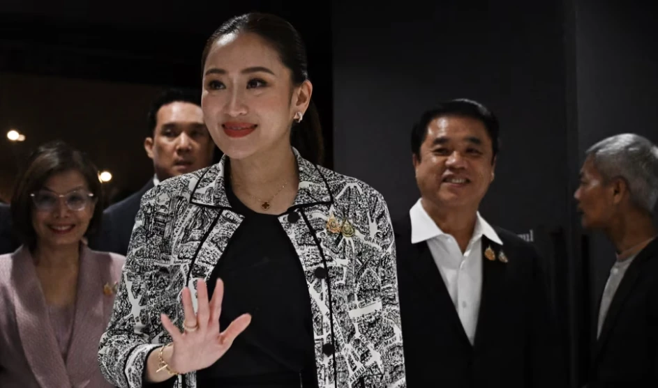 Thai king appoints Shinawatra heiress as new PM