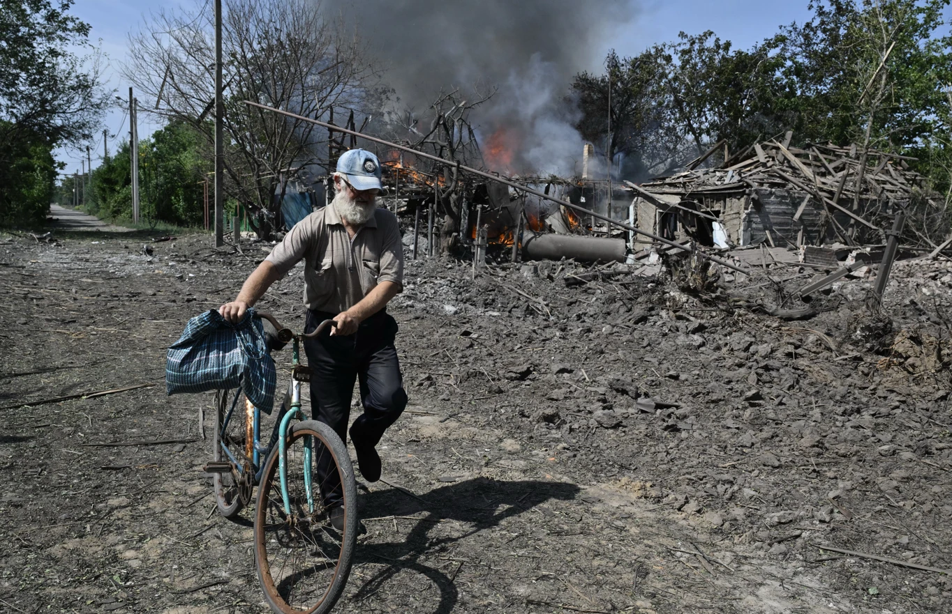 Ukraine civilians flee advancing Russian troops in east