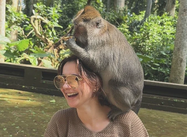 Hania Aamir’s MISCHIEVIOUS adventures with clever monkeys in forest