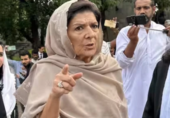 Imran Khan's sister blasts PTI leadership for postponing today's rally