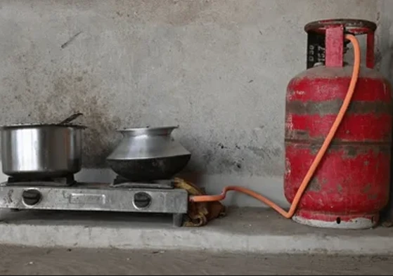 Minor girl dies as kitchen’s gas cylinder falls on her in Lahore