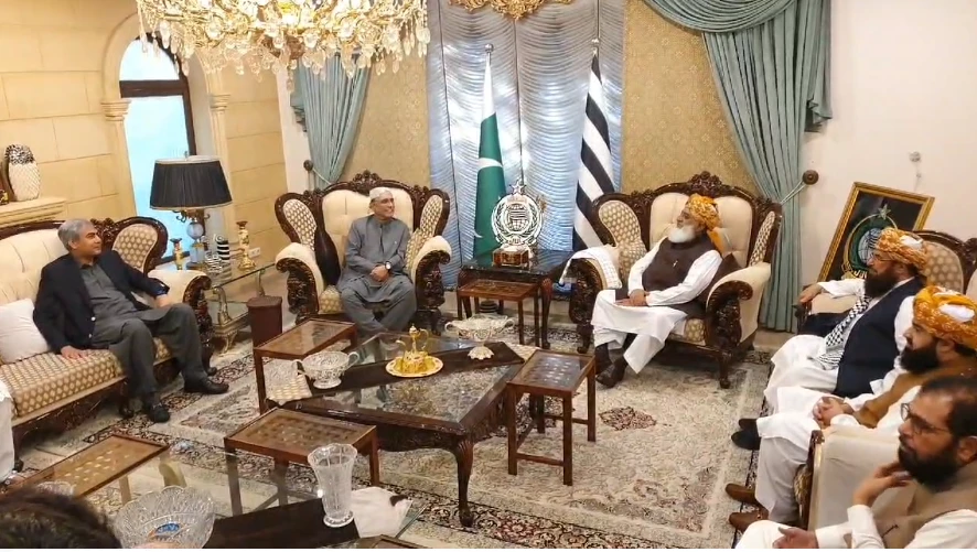 President Zardari meets Maulana Fazl over 'new legislation'