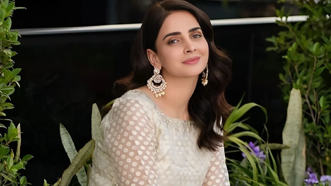 Saba Qamar discloses her ‘Odd Habit’ of sniffing people