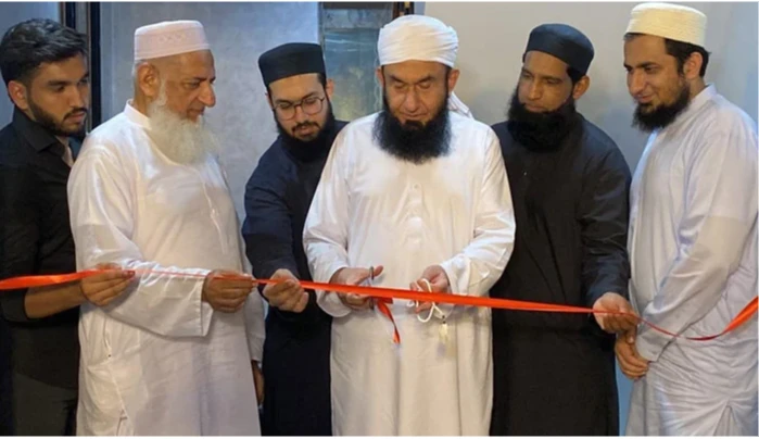 Tariq Jameel inaugurates Muhammad Yousuf's restaurant in Lahore