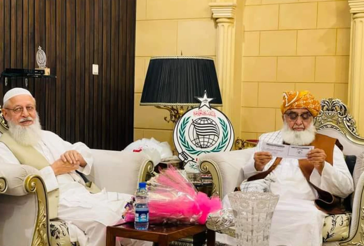 Maulana Fazl meets Maulana Mehmood in Raiwind