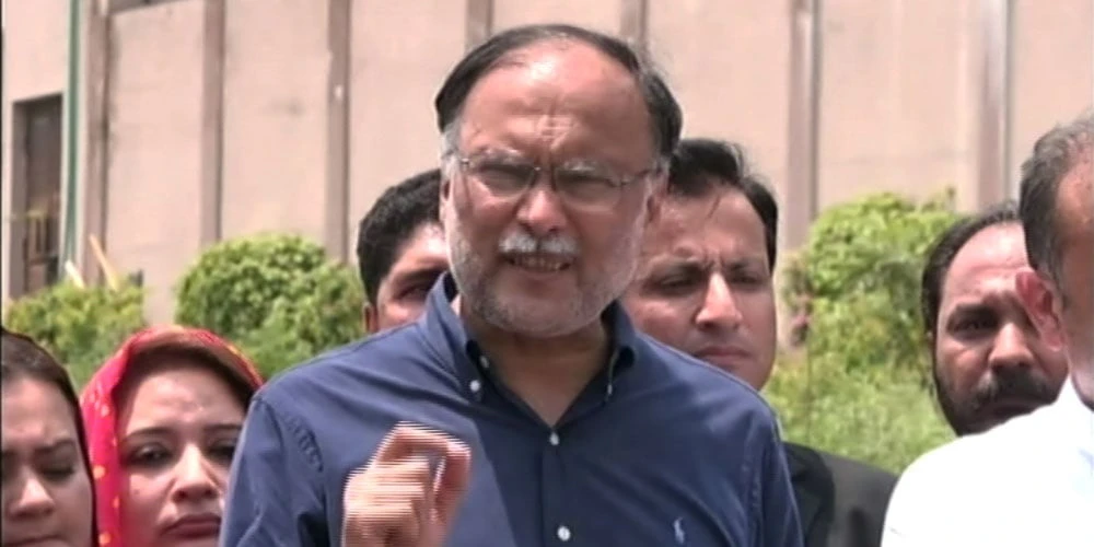 Pickpockets steal mobile phone of Minister Ahsan Iqbal in Muridke