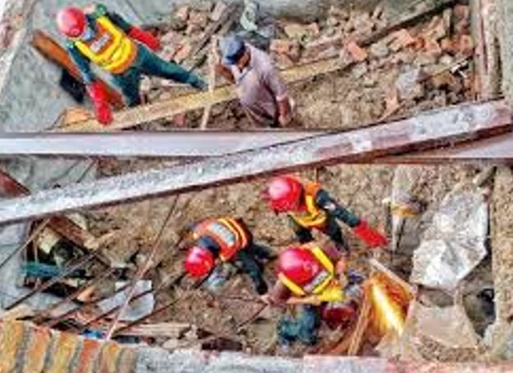 Tragic incident in Islamabad: Warehouse roof collapse claims lives of 4 labourers