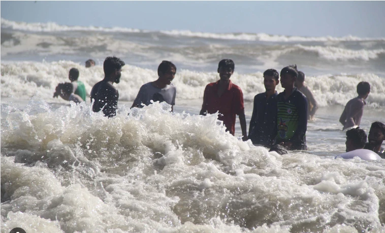 Cyclone ‘Asna’ spares Pakistan coast as it moves 200 kms away