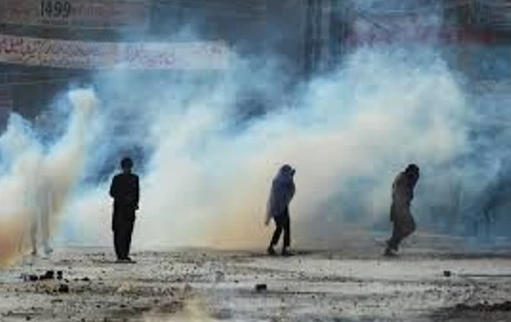 Local bodies' employees enter Peshawar's red zone, police start tear gas shelling 