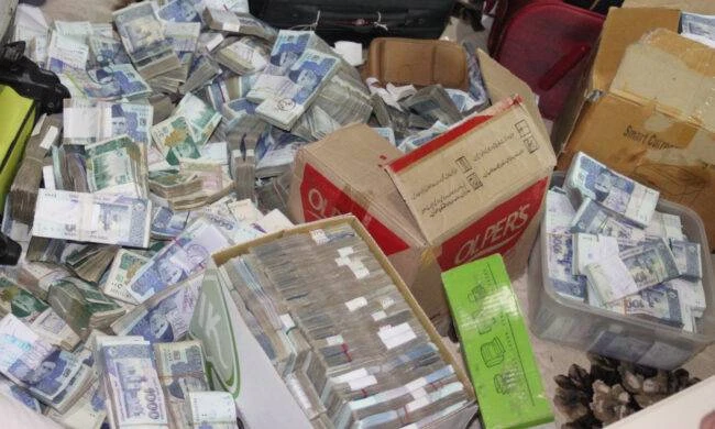 Millions of rupees, dollars recovered in crackdown on hawala hundi operations in Karachi