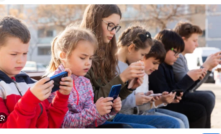 Australia plans age limit to ban children from social media