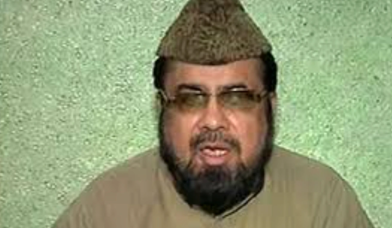 Official transferred for gifting controversial number plate to Mufti Qavi