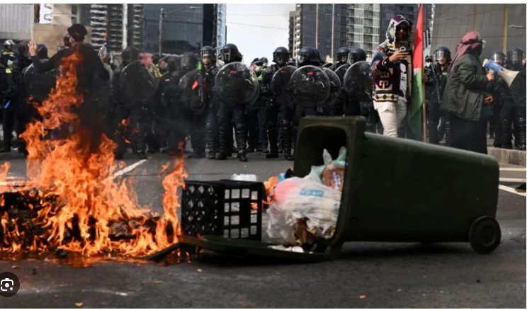 Protesters, police clash at Australian military expo, 33 arrested