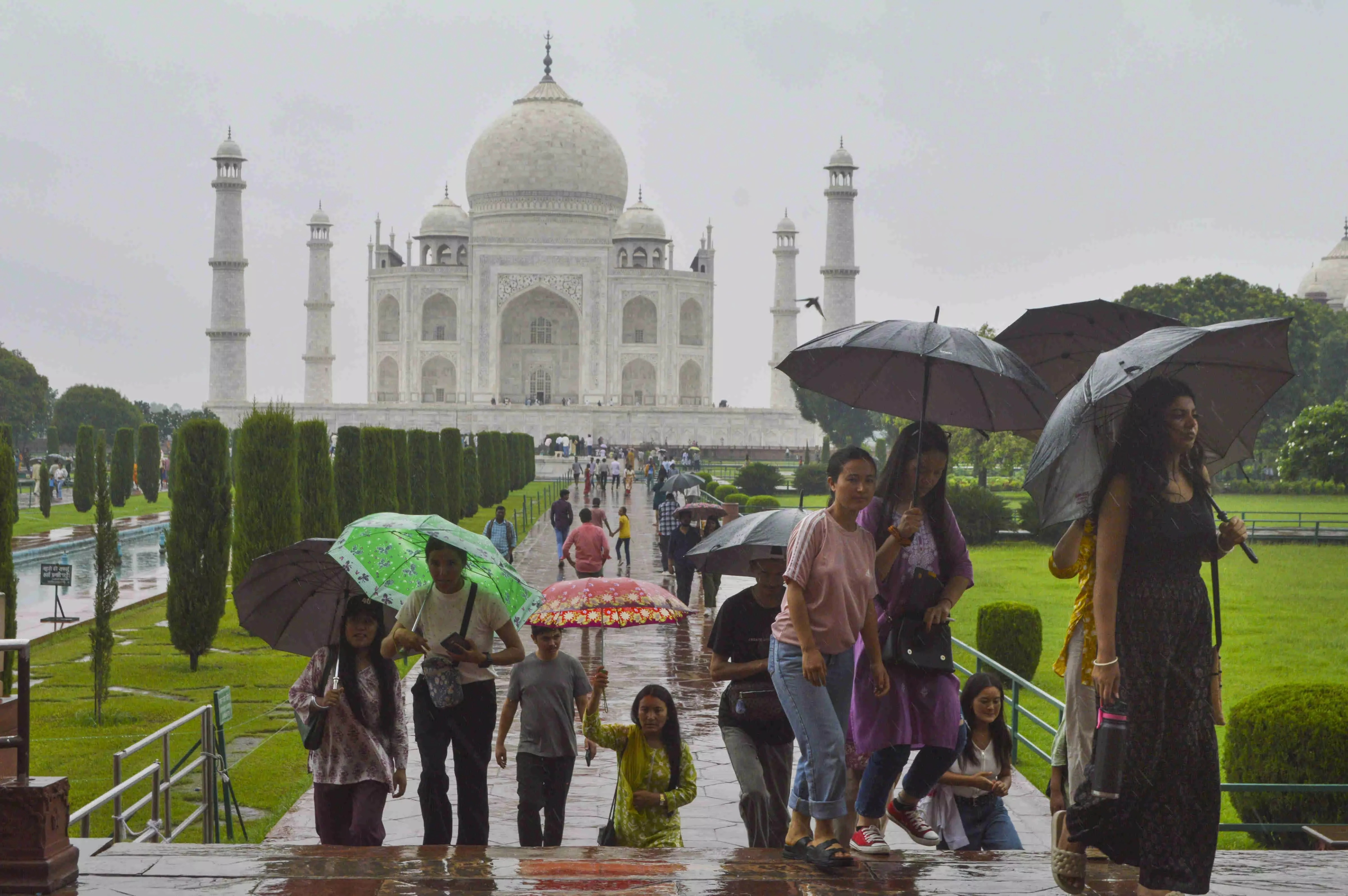 Continuous rain in Agra causes leaks in Taj Mahal's roof