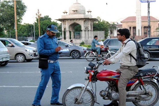 Lahore Traffic Police bans entry of motorcyclists sans helmets in city