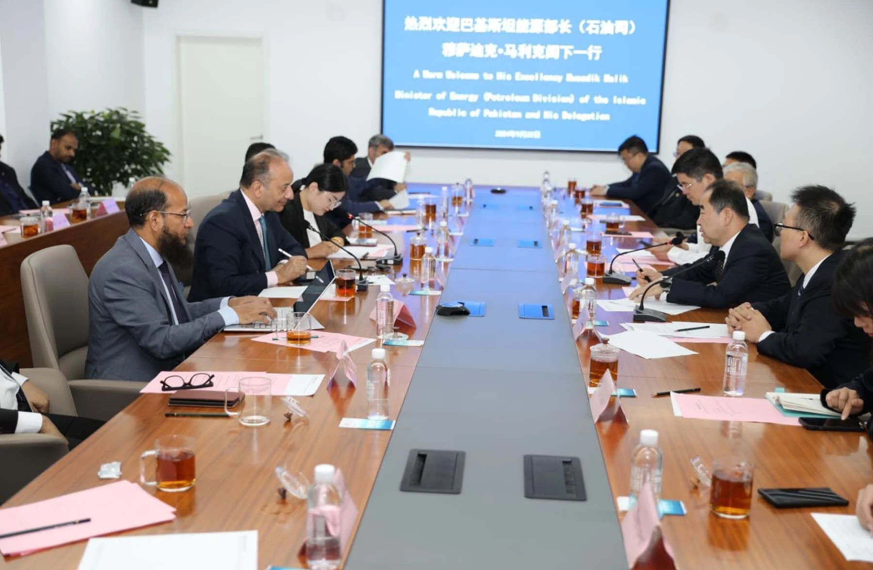 Musadik Malik discusses energy cooperation with Shaanxi Coal and Chemical Industry Group’s executives