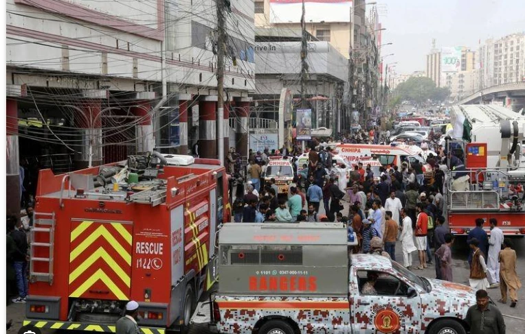 Fire breaks out in Karachi shopping centre