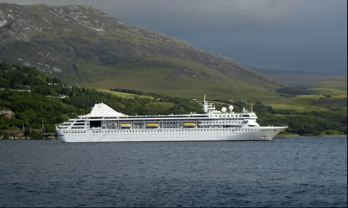 Stranded cruise ship passengers say bittersweet farewell to Belfast