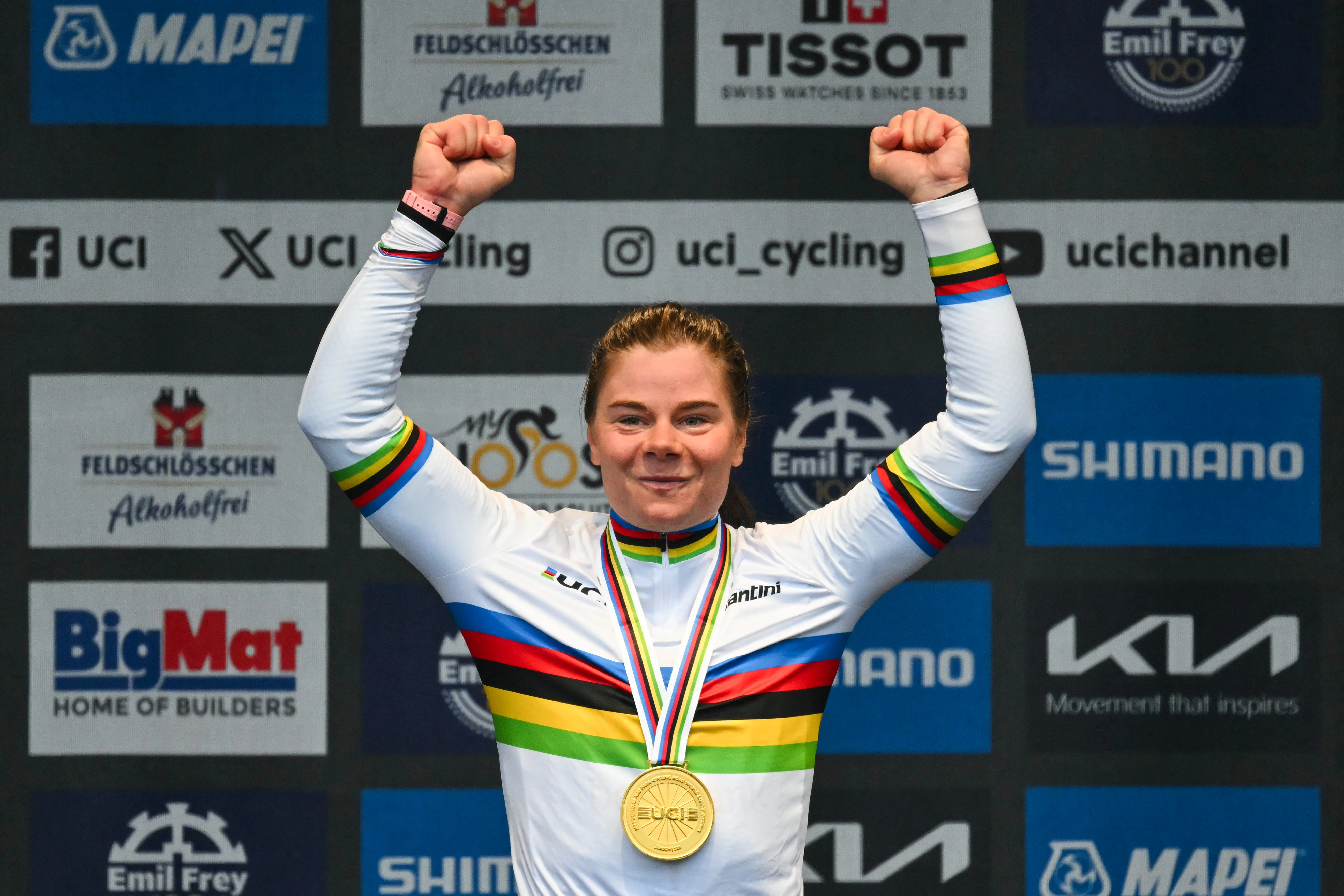 Kopecky dedicates world road race title to late junior cyclist