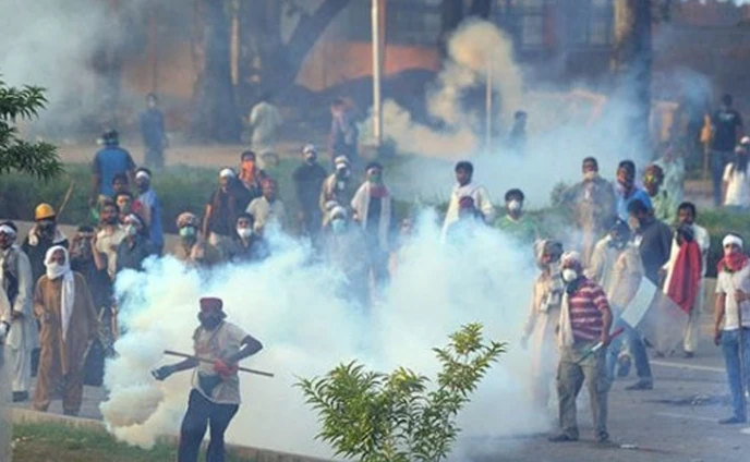 PTI workers clash with police at Attock Bridge