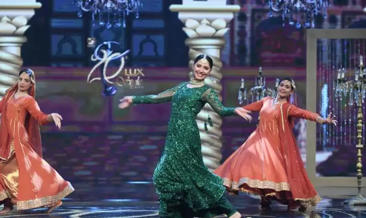 Mahira Khan’s soulful dance performance to ‘Humsafar’ track at Hum Awards