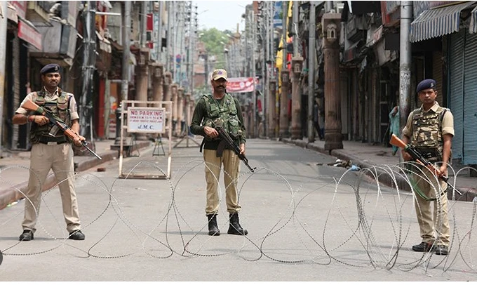 Gun-totting Indian soldiers everywhere during last round polling in Occupied Kashmir