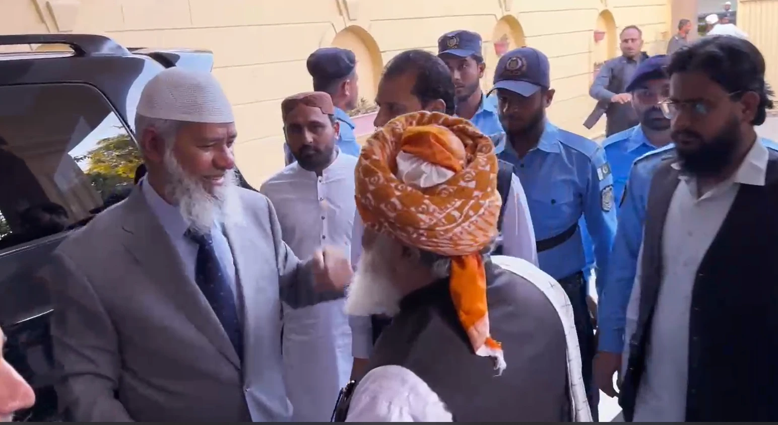 Dr Zakir Naik meets Maulana Fazlur Rehman