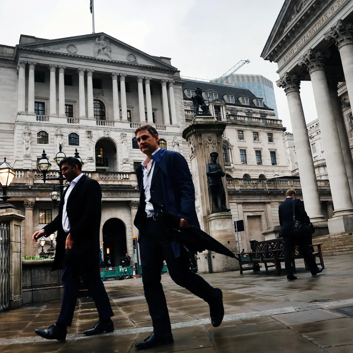 Bank of England issues warning of sustained economic challenges