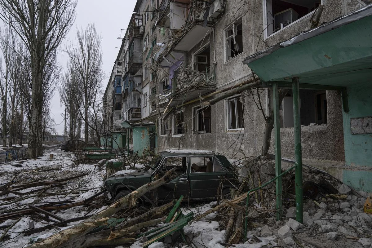 Ukrainian forces withdraw from key eastern town of Vugledar