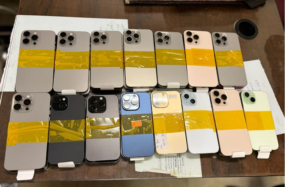 30 Apple iphone recovered from PIA’s air hostess in Lahore