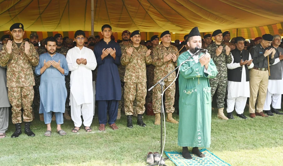 COAS attends funeral of martyred soldiers in Peshawar Garrison