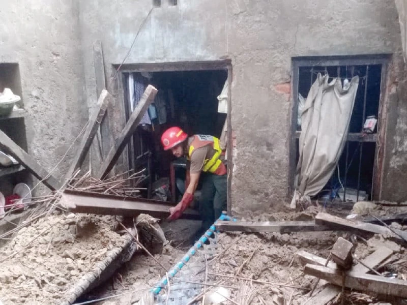 Kid dies as roof collapsed after lightning struck house in Narang Mandi    