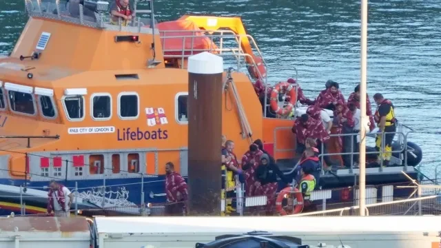 1,000 migrants reach UK on same day as 4 killed in Channel crossing