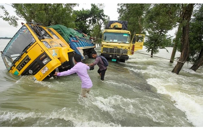 Deadly floods swamp Bangladesh and India