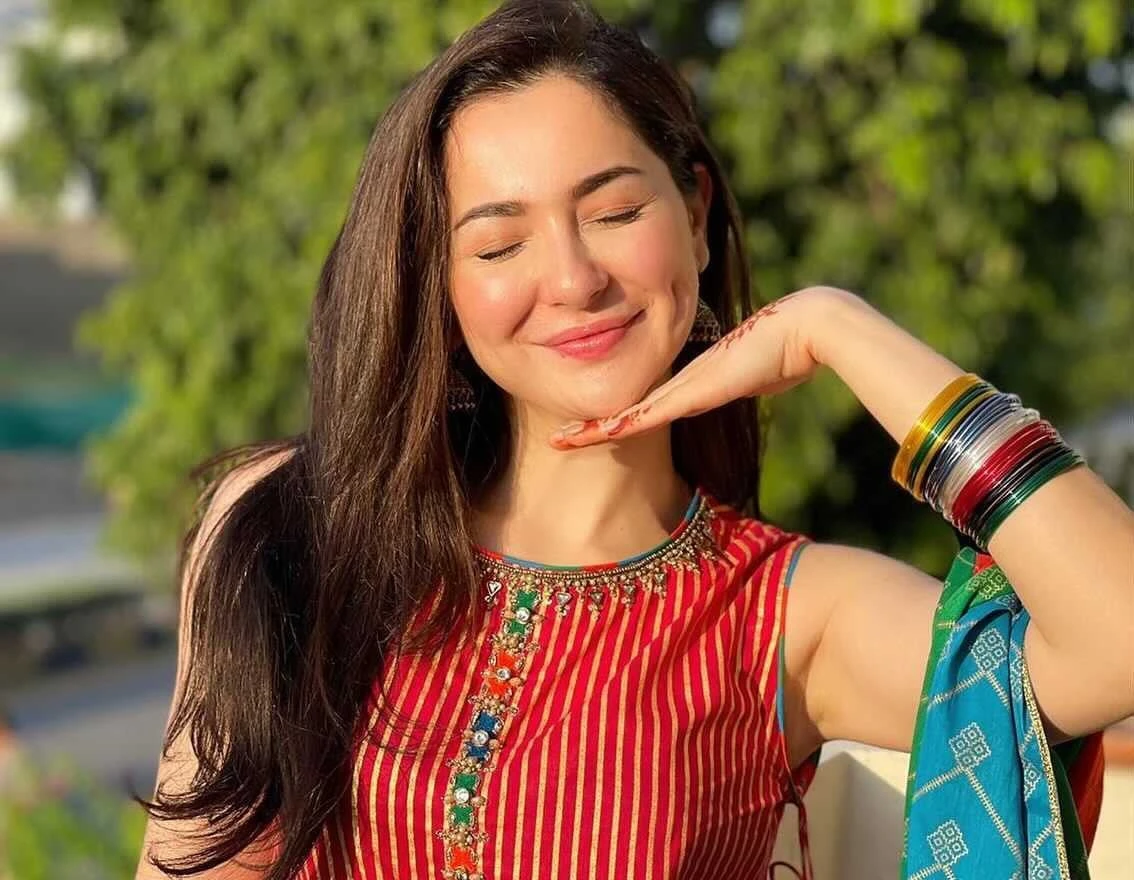 Hania Aamir spotted singing Atif Aslam's 'Pehli Nazar Mein' with fans on London street