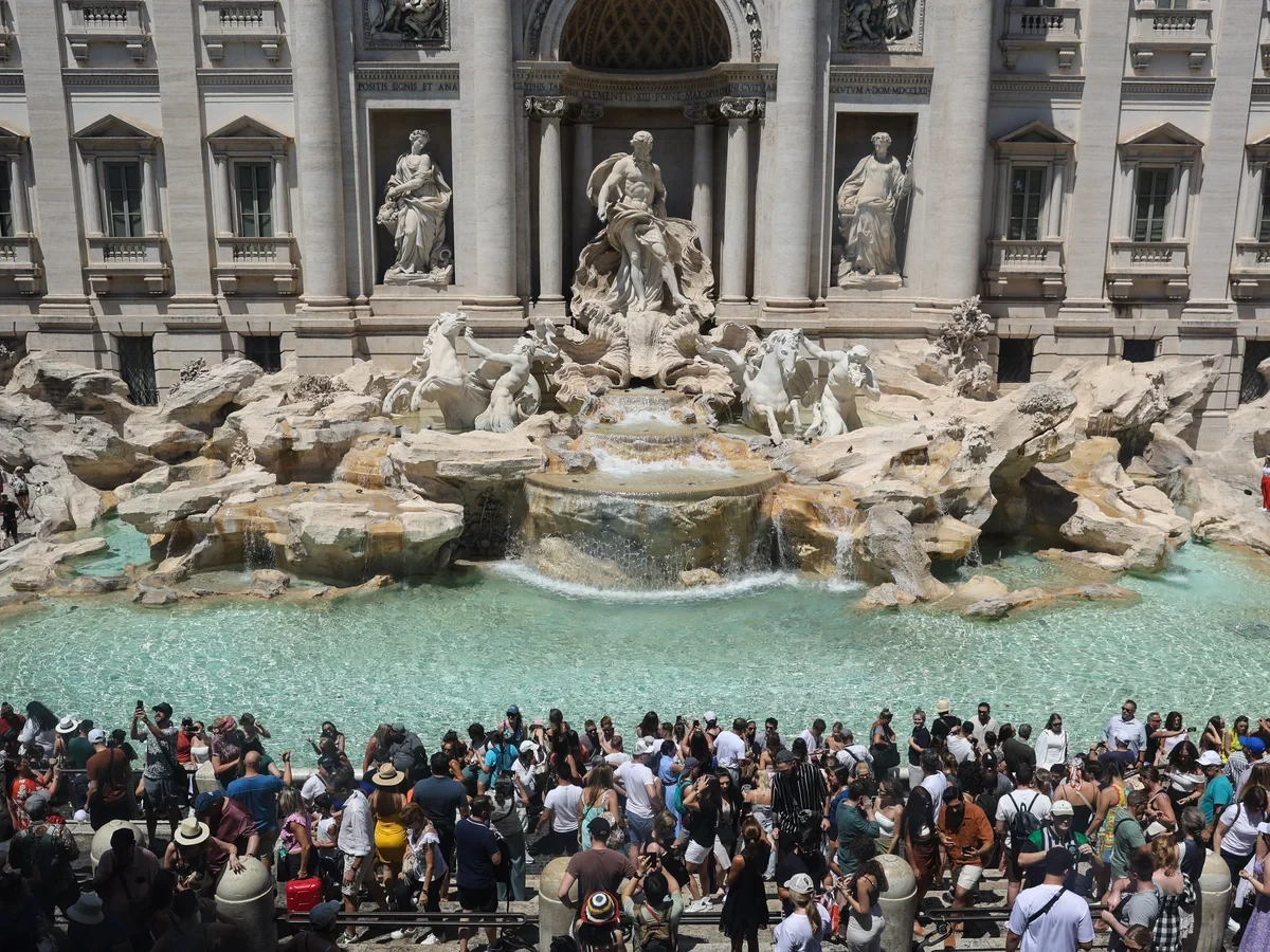 Tourists offered exclusive glimpse of Rome's iconic Trevi Fountain