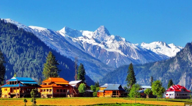 Neelum Valley receives first snowfall of winter season